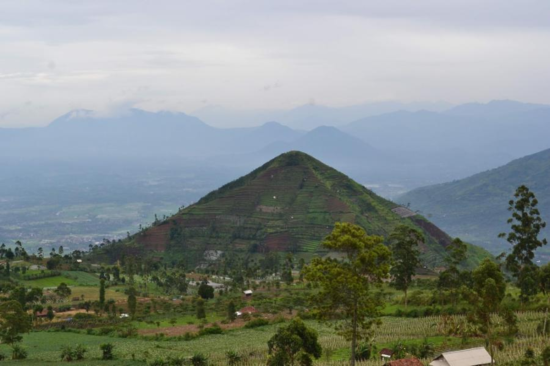 25 000-годишната пирамида Гунунг Паданг в Индонезия вероятно не е създадена от хора