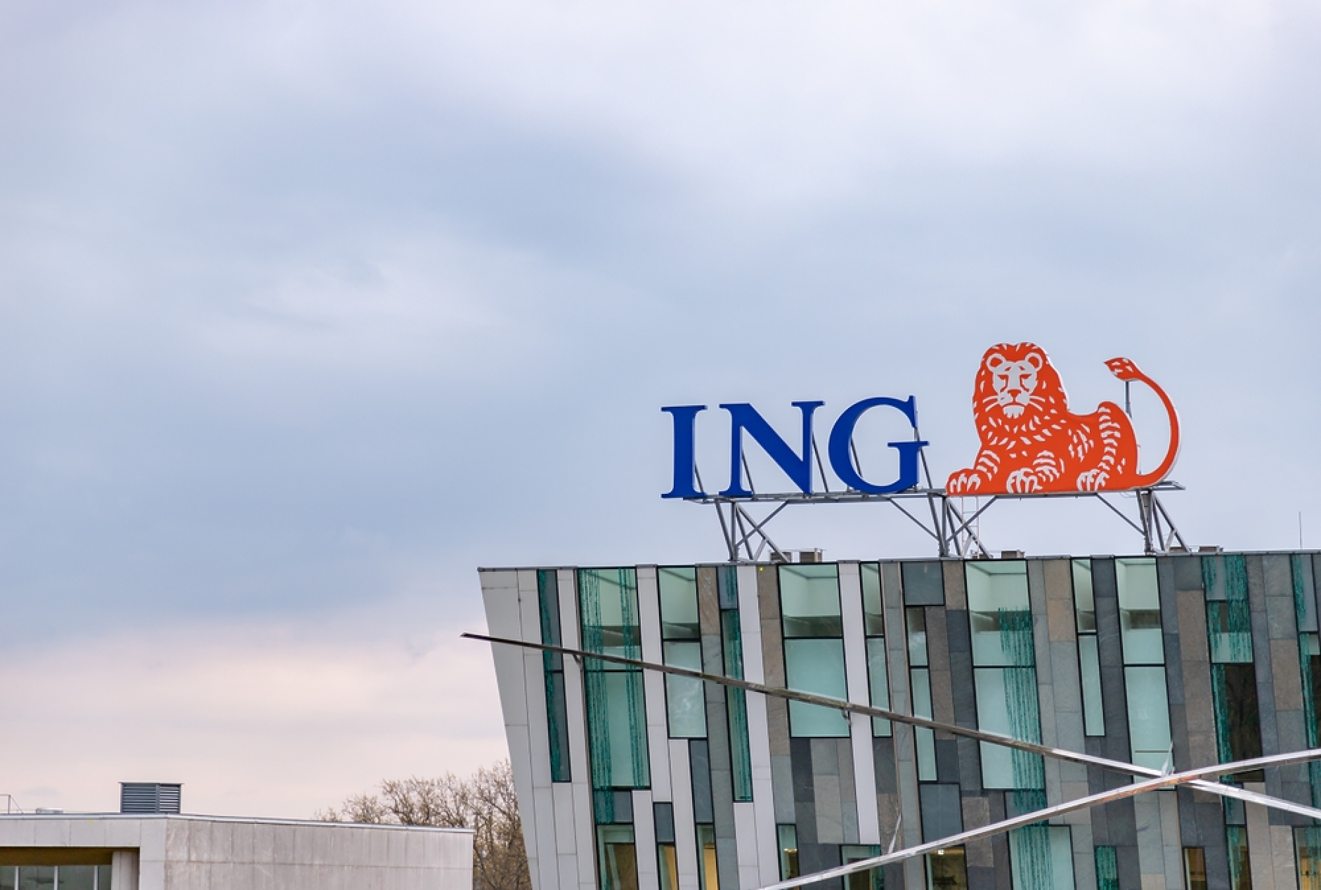 ING Bank започва поетапно да спира финансирането на добива на нефт и газ