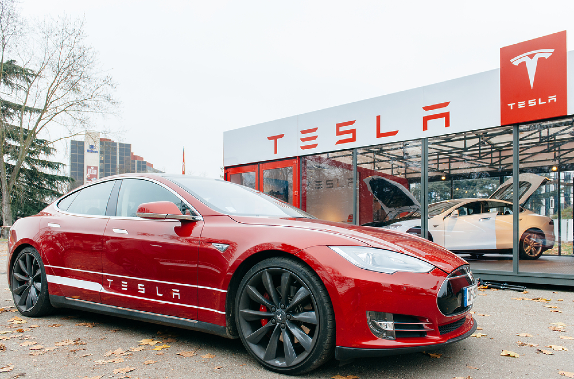 Tesla изтегля над 2 млн. електромобила заради проблеми с автопилота