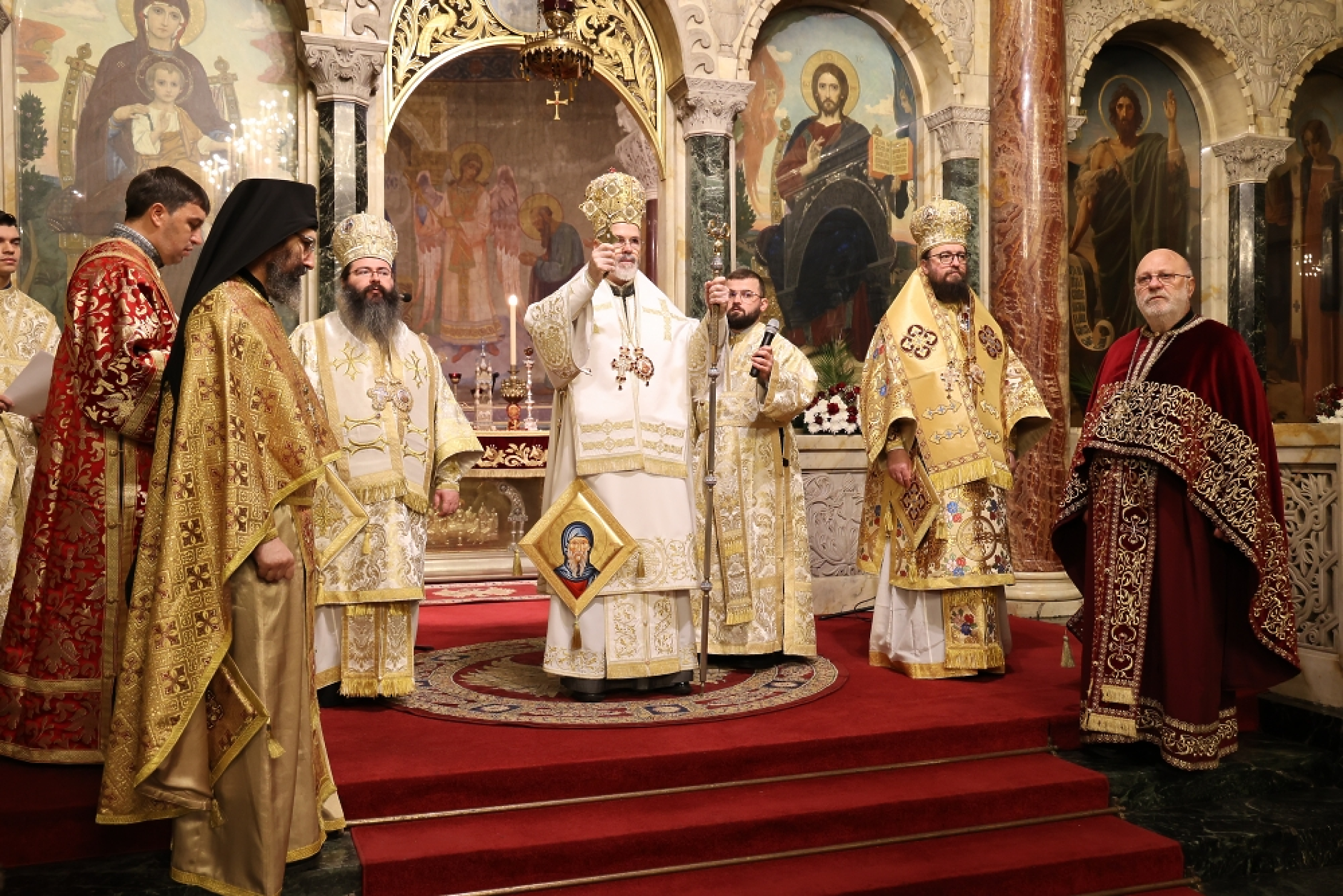 Тържествена света литургия и молебен за новата 2024 г. бяха отслужени в катедралата Св. Александър Невски