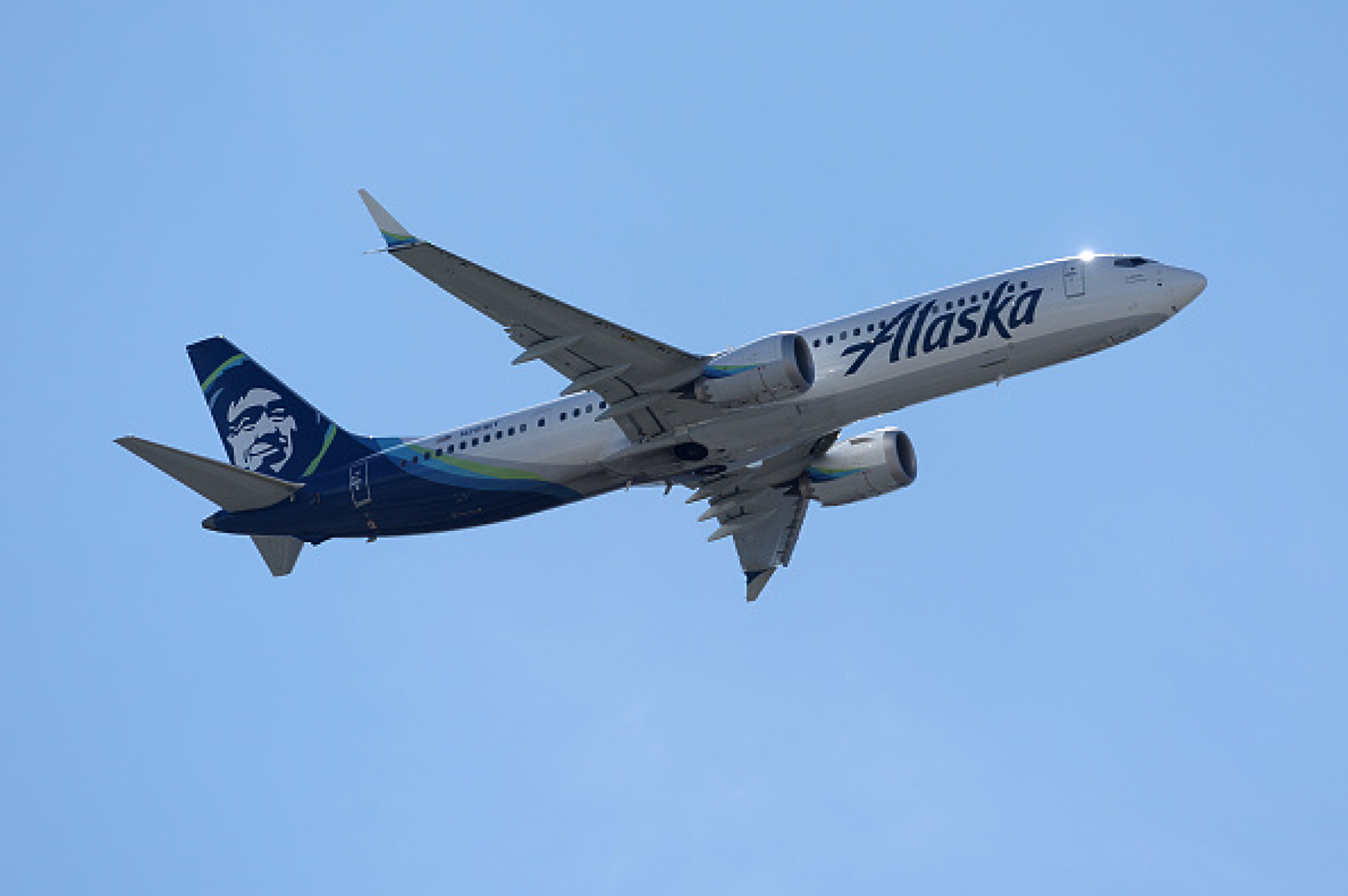 Полет на Alaska Airlines кацна аварийно след като  илюминатор и част от стената се откъртиха