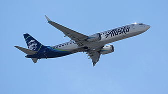 Пътнически самолет на авиокомпания Alaska Airlines кацна аварийно в Портланд