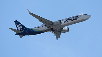 Полет на Alaska Airlines кацна аварийно след като  илюминатор и част от стената се откъртиха