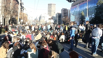 Няколко хиляди души се събраха в понеделник пред сградата на