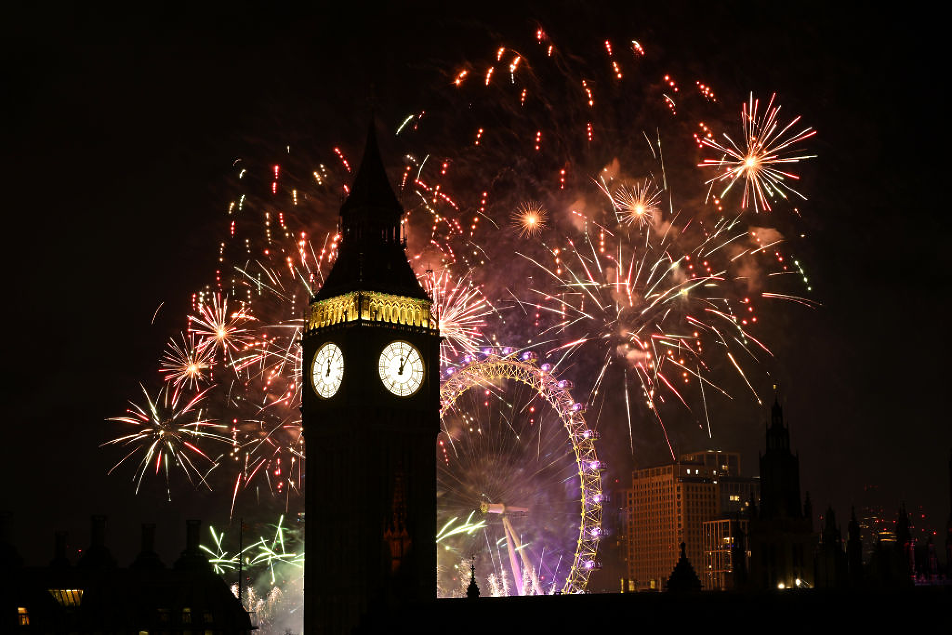 Хиляди хора посрещнаха 2024 година в британската столица, наблюдавайки фойерверките край Биг Бен и Окото на Лондон. Снимка: Getty Images