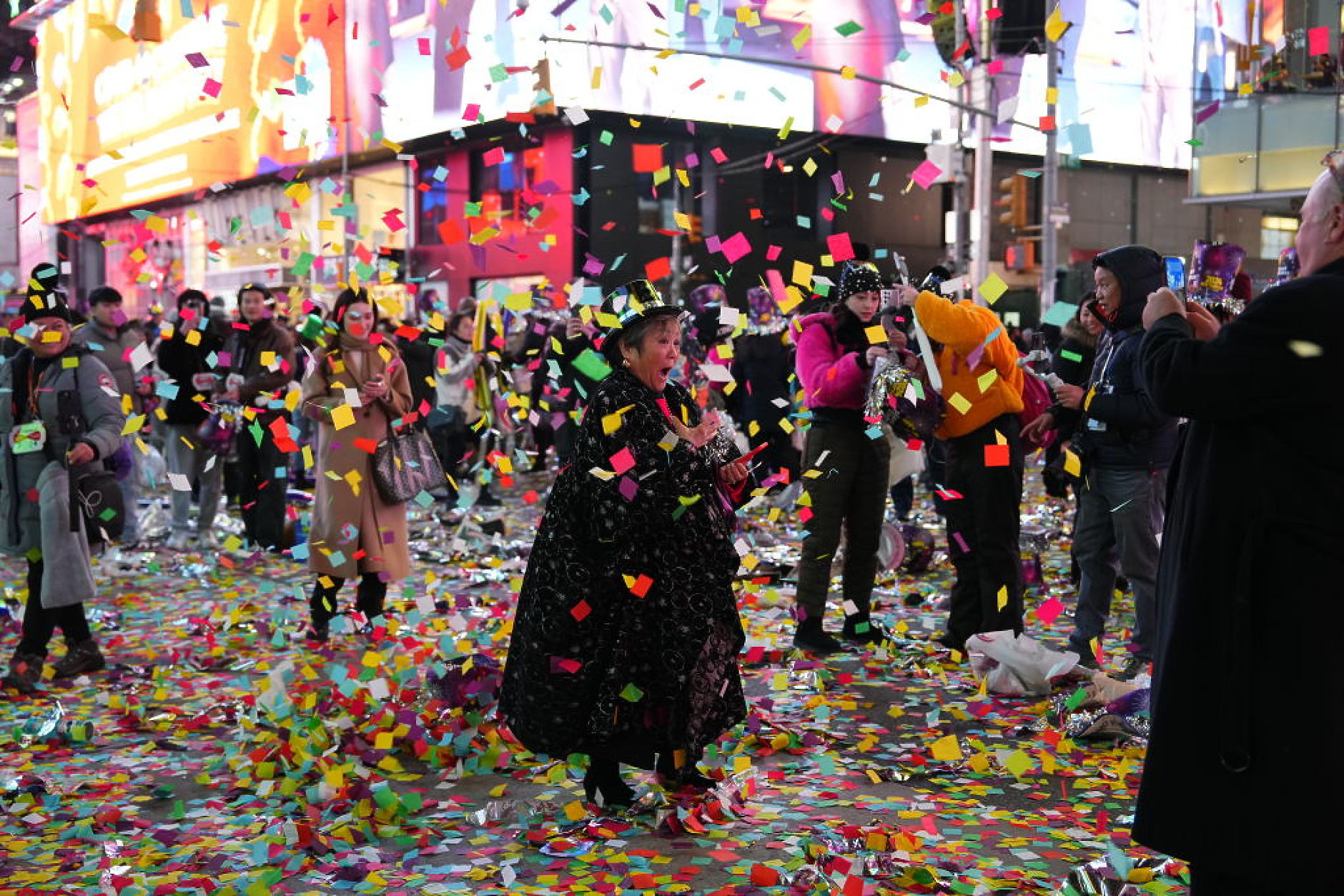 Празнуващите изпълниха Таймс Скуеър в Ню Йорк в очакване на първите часове на 2024 година. /Снимка: Getty Images