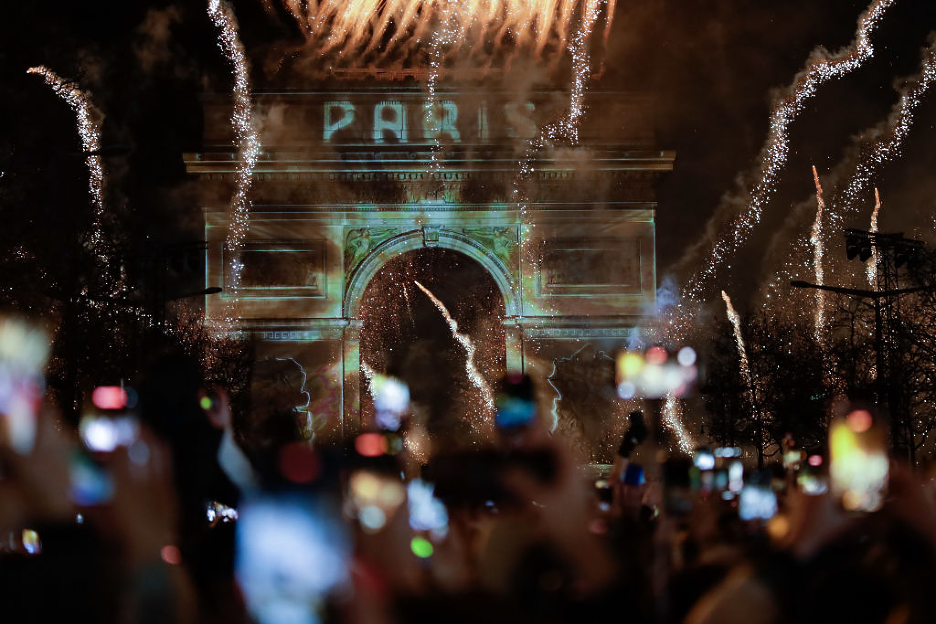 Новогодишното тържество и фойерверки на булевард Шанз-Елизе във френската столица. /Снимка: Getty Images
