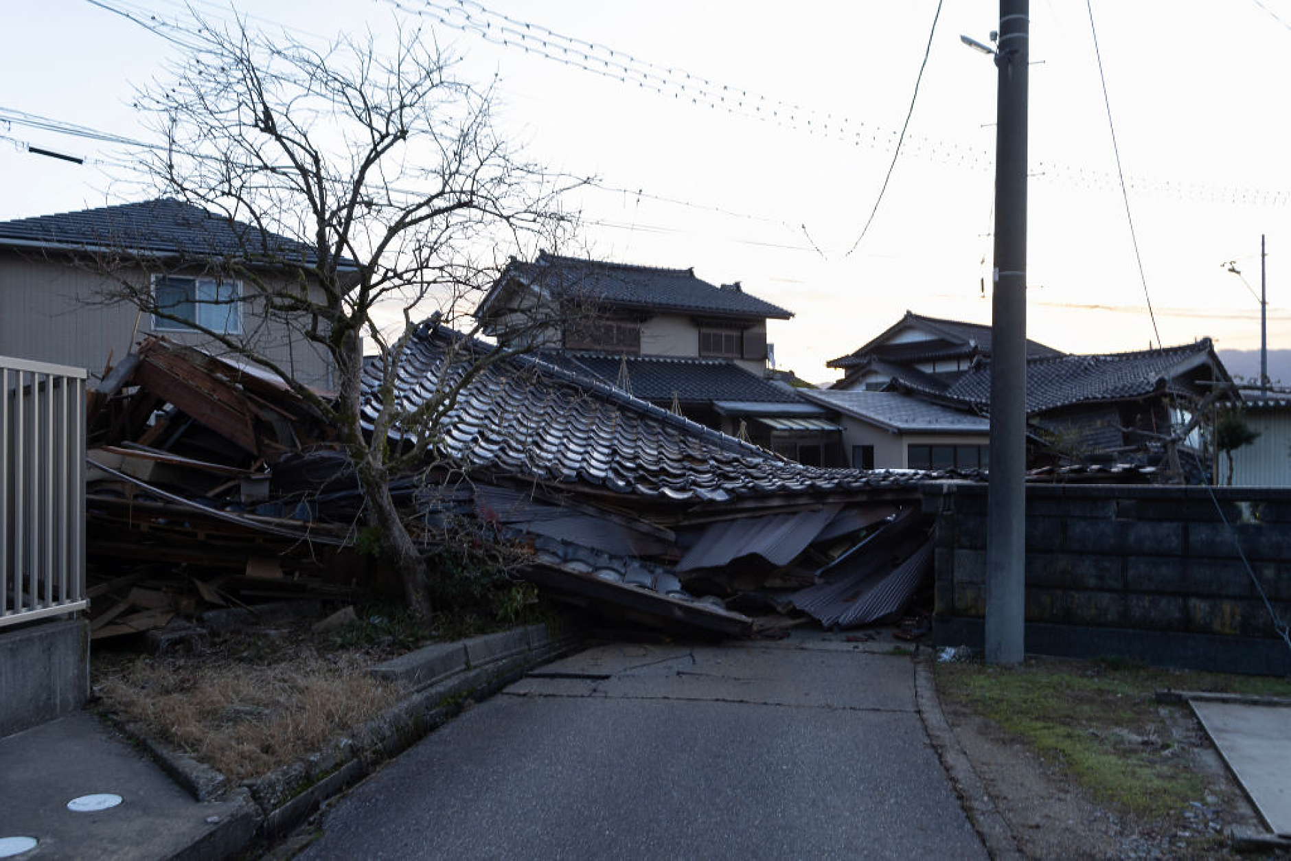 Броят на загиналите след земетресението в Япония достигна най-малко 24 души