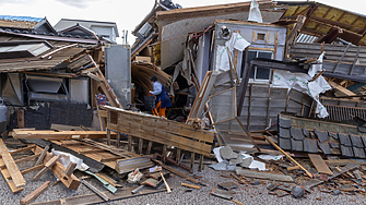 Най малко 48 души са вече жертвите на силното земетресение което удари
