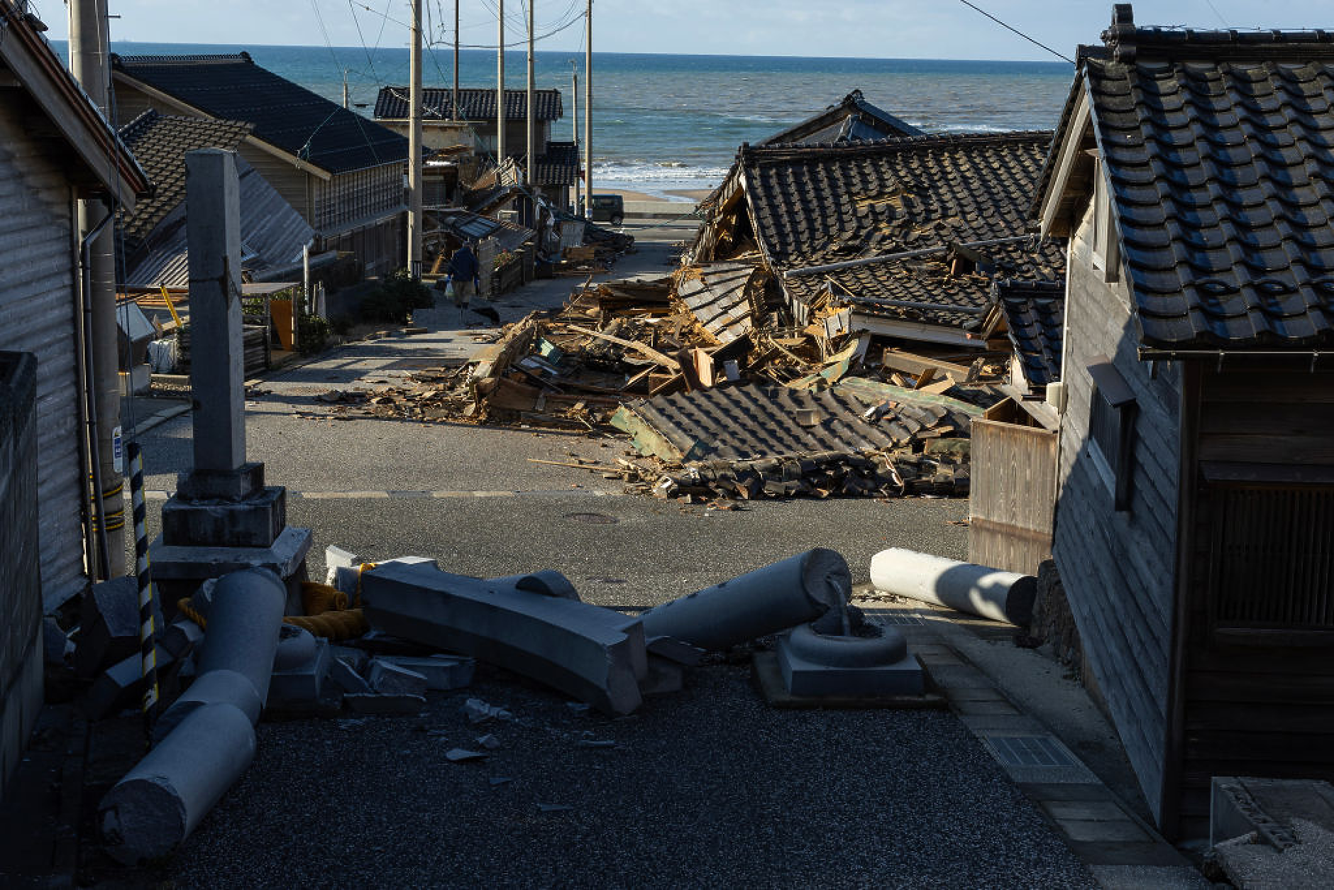 Расте броят на жертвите от земетресението в Япония, прогноза за дъждове поражда опасения от свлачища