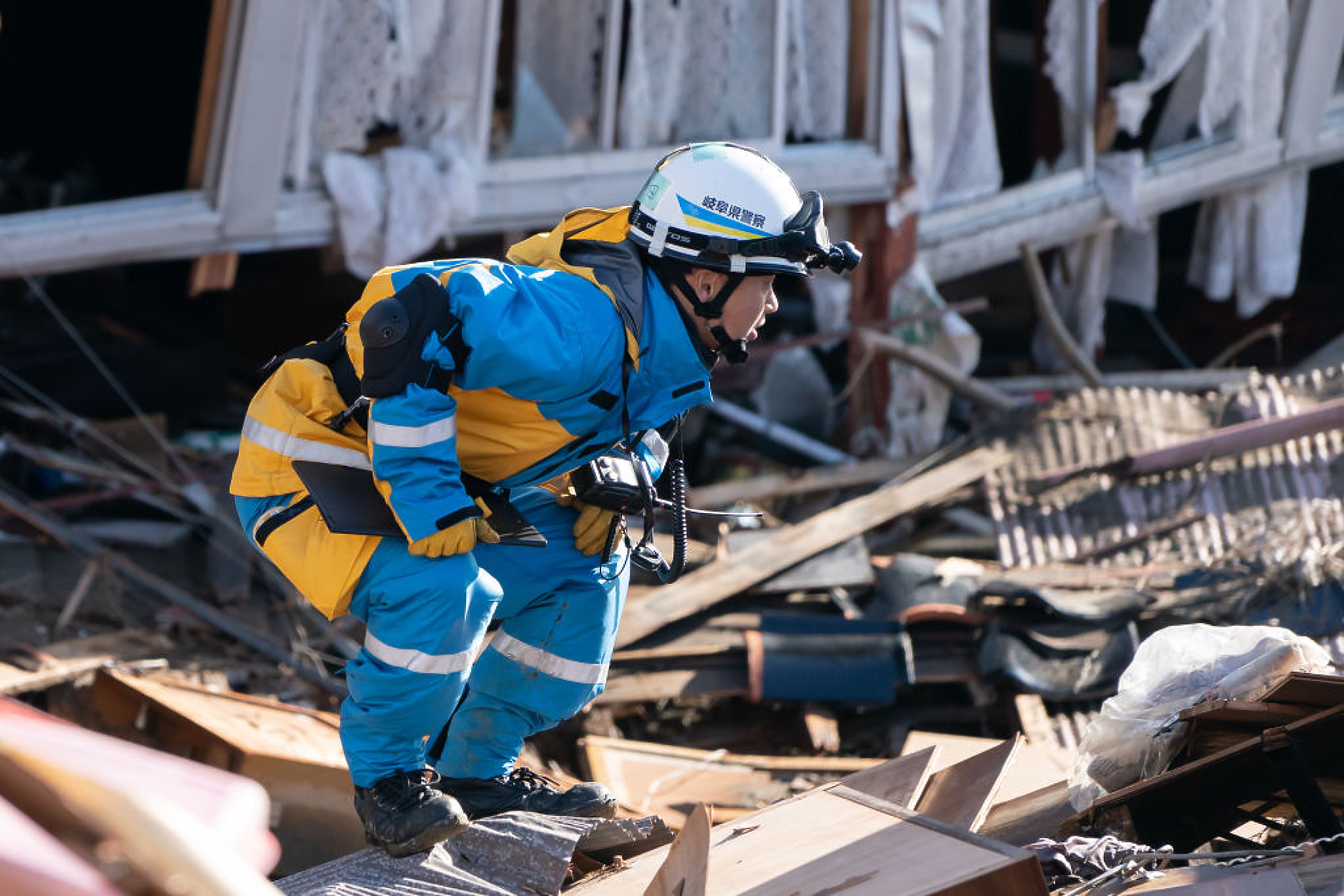 Продължава търсенето на оцелели след земетресението в Япония