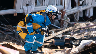 Продължава търсенето на оцелели след земетресението в Япония