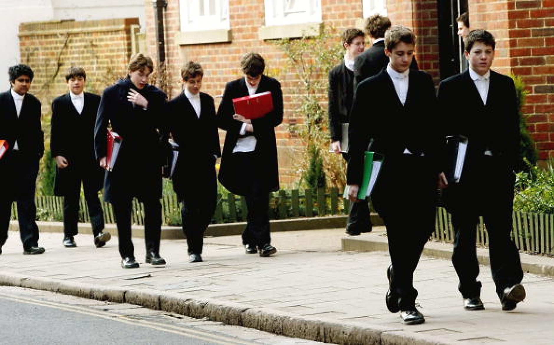 Влезе в сила забраната за чуждестранни студенти да водят семействата си във Великобритания