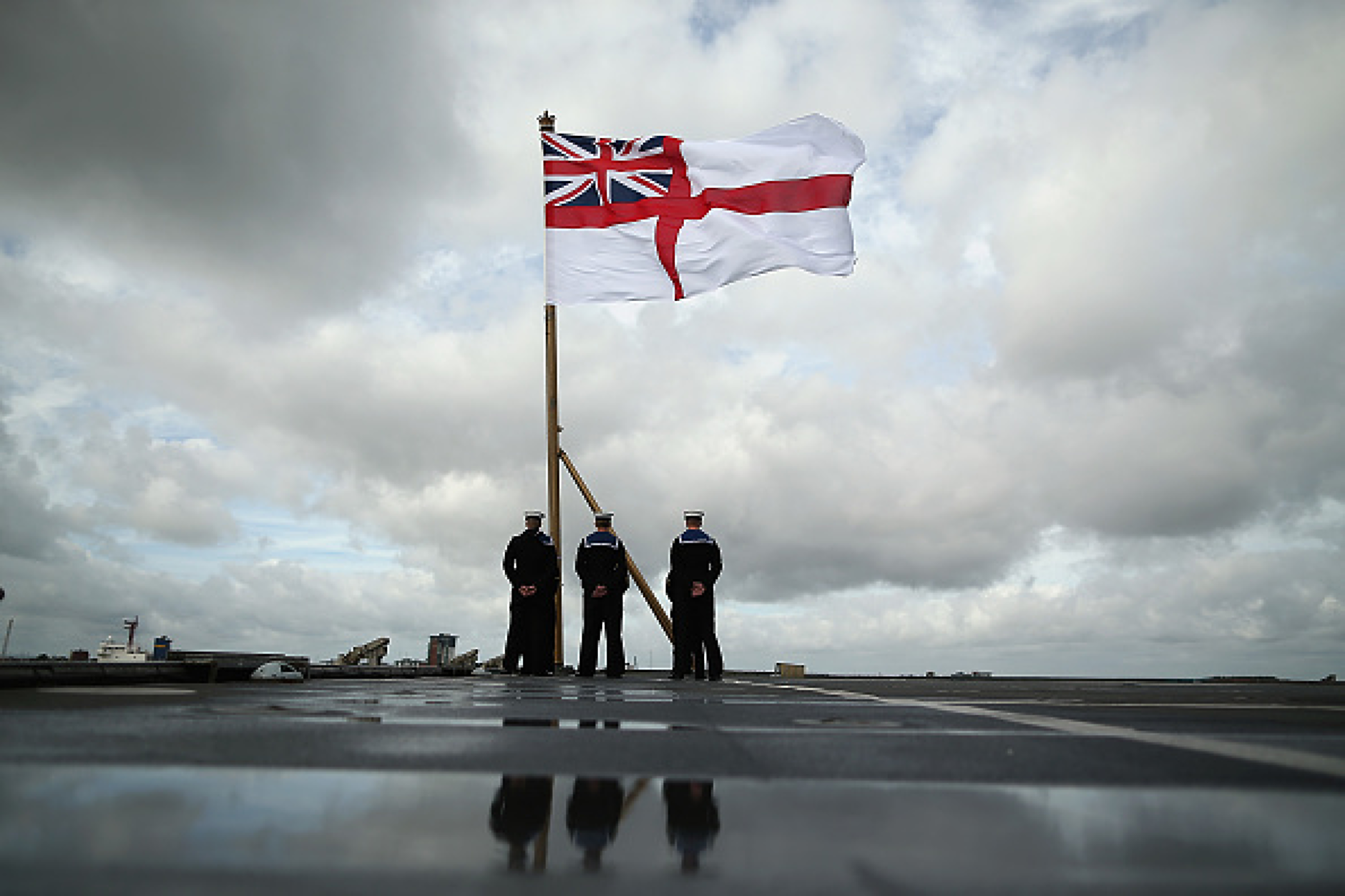 Кралският флот на Великобритания закъса за моряци, спира два военни кораба
