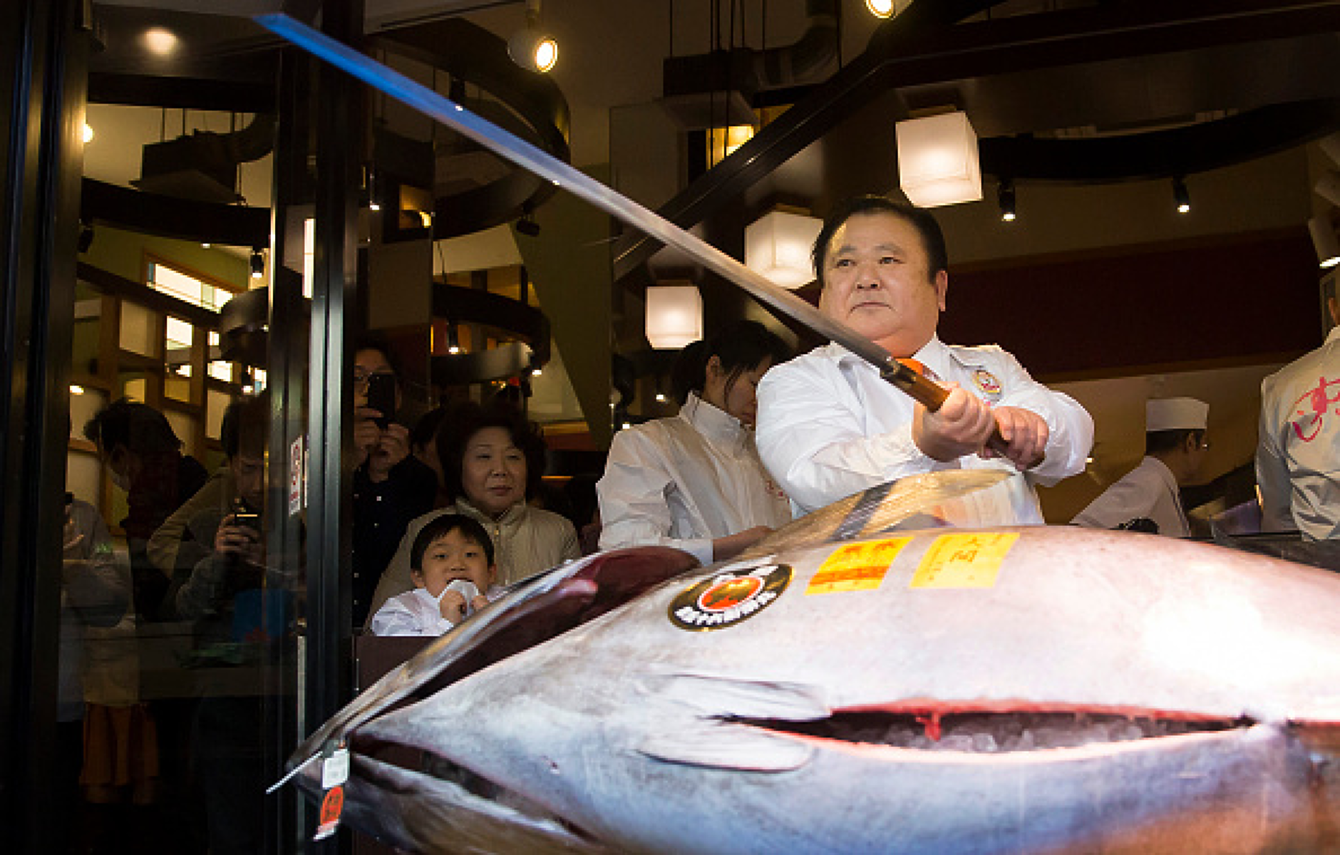 Гигантска риба тон беше продадена за 788 000 долара на търг в Токио