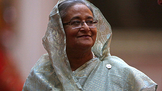     Министър председателят на Бангладеш Шейх Хасина гласува в неделя малко след