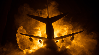 Самолет избухна в пламъци на летището в Токио, всички пътници бяха спасени