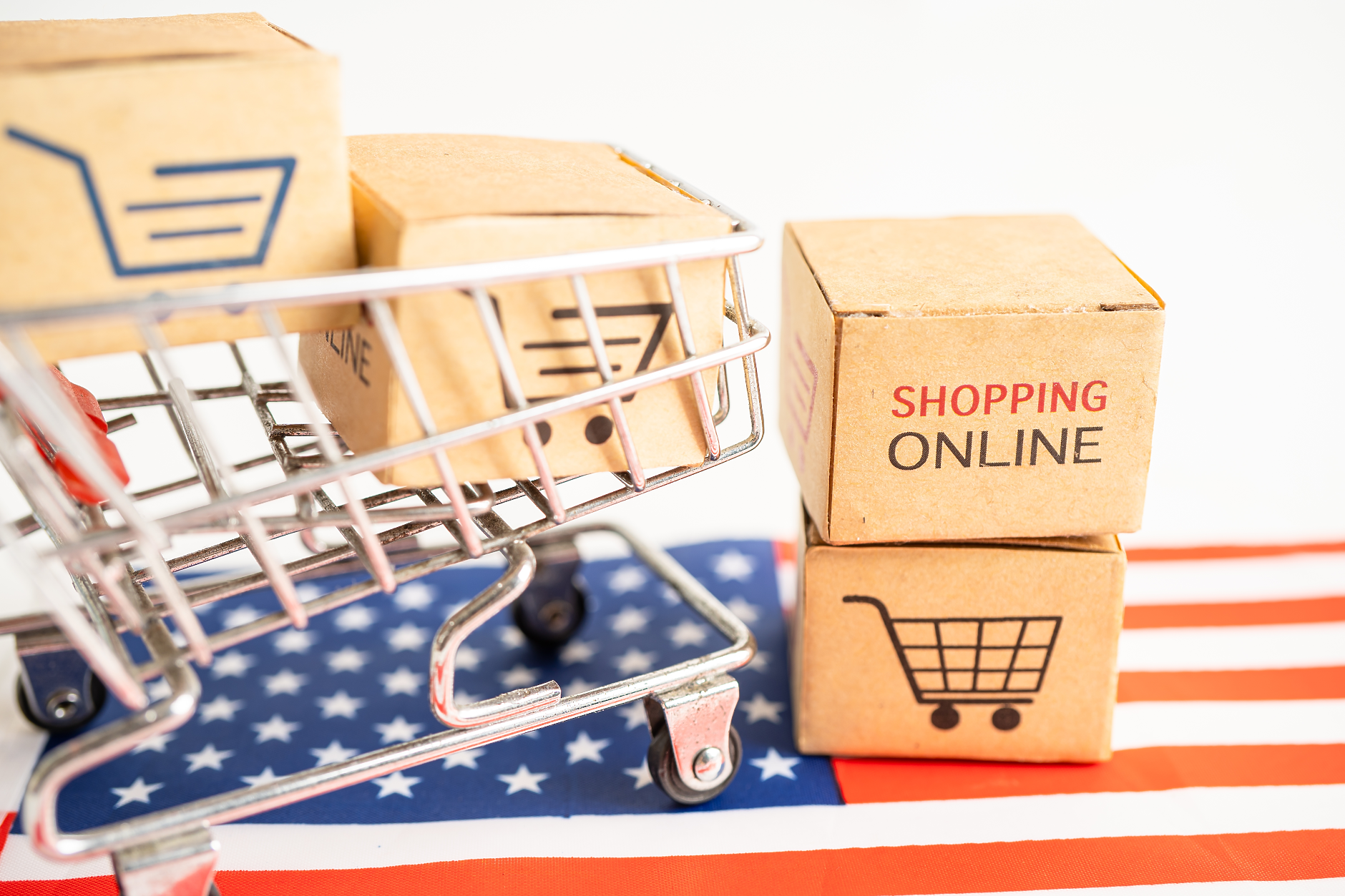 Празничното онлайн пазаруване в САЩ отбеляза нов рекорд, но не заради цените 