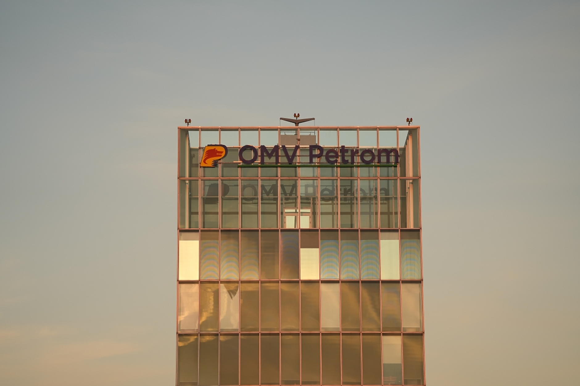 OMV Petrom взема дял от бизнесите с вятърна енергия и зареждане на електромобили в Румъния