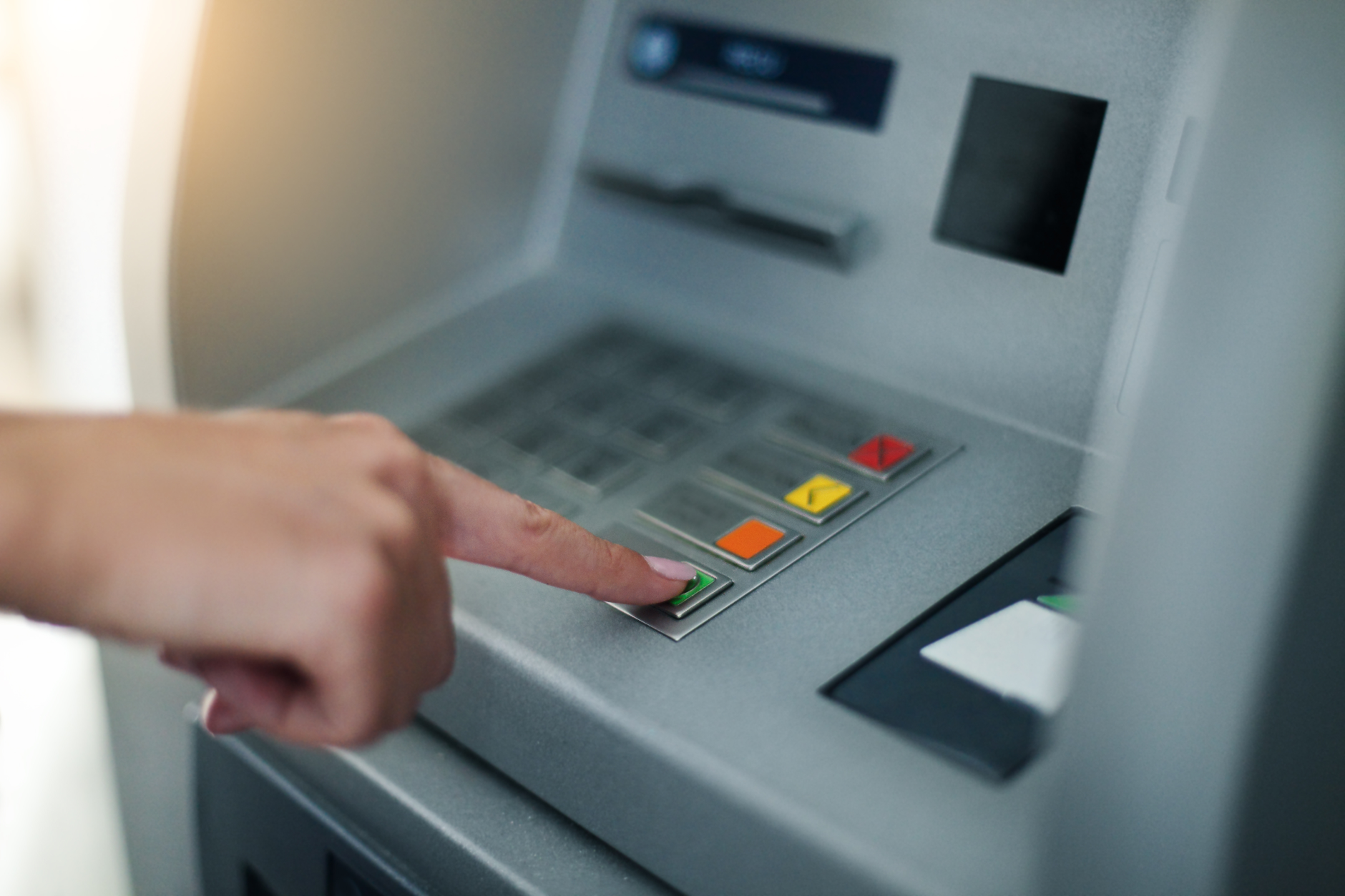 Ограничават до три безплатните тегления от банкомат  и преводите без такса по сметките за основни операции