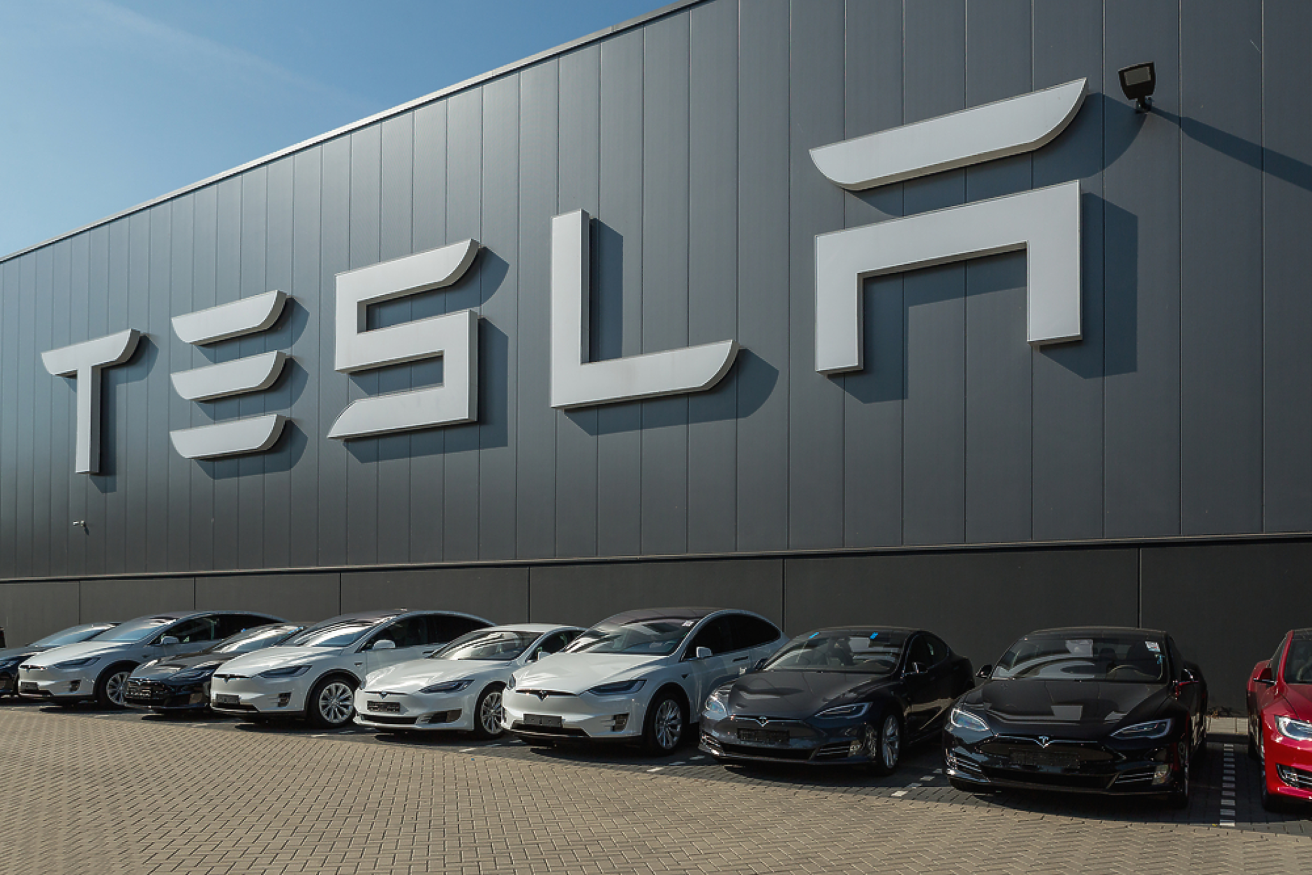 Tesla изтегля над 120 000 електромобила в САЩ заради отключващи се врати при катастрофа
