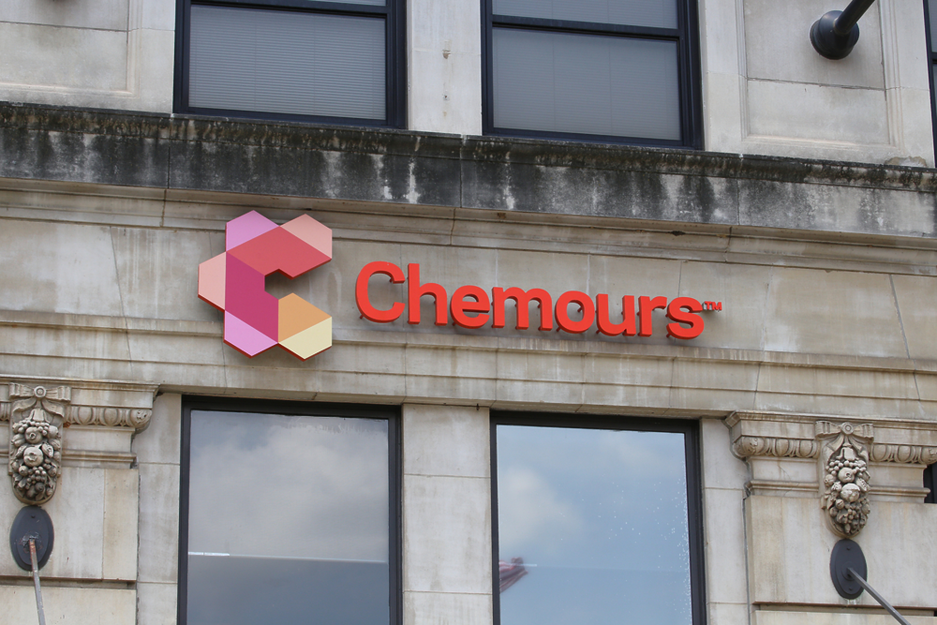 Международният химически концерн Chemours с проблеми с властите в Холандия, затваря завода си 