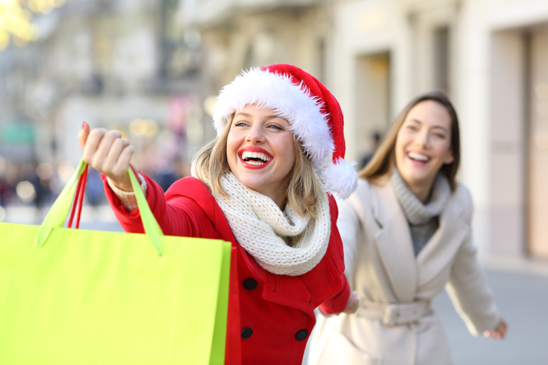 Броят на пазаруващите във Великобритания в навечерието на Коледа е намалял с 21%