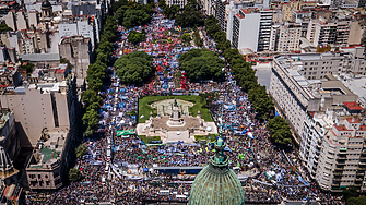 Огромни тълпи се събраха пред парламента в сърцето на Буенос