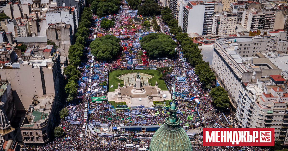 Огромни тълпи се събраха пред парламента в сърцето на Буенос