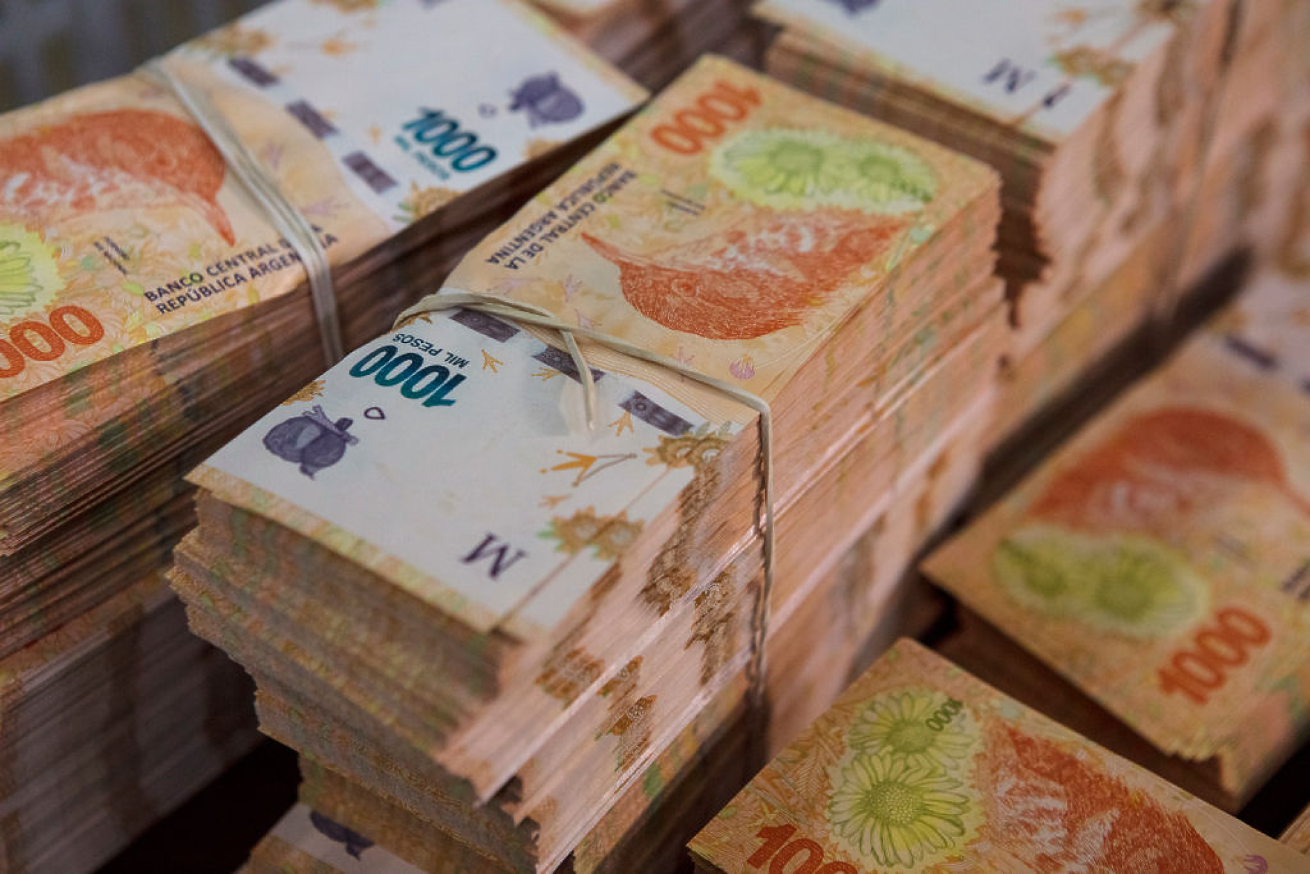 Аржентина пуска банкнота от 20 хил. песо, инфлацията надхвърли 211%