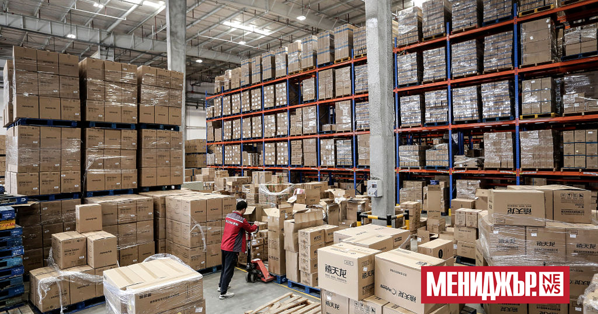 Годишният износ на Китай се сви за първи път от