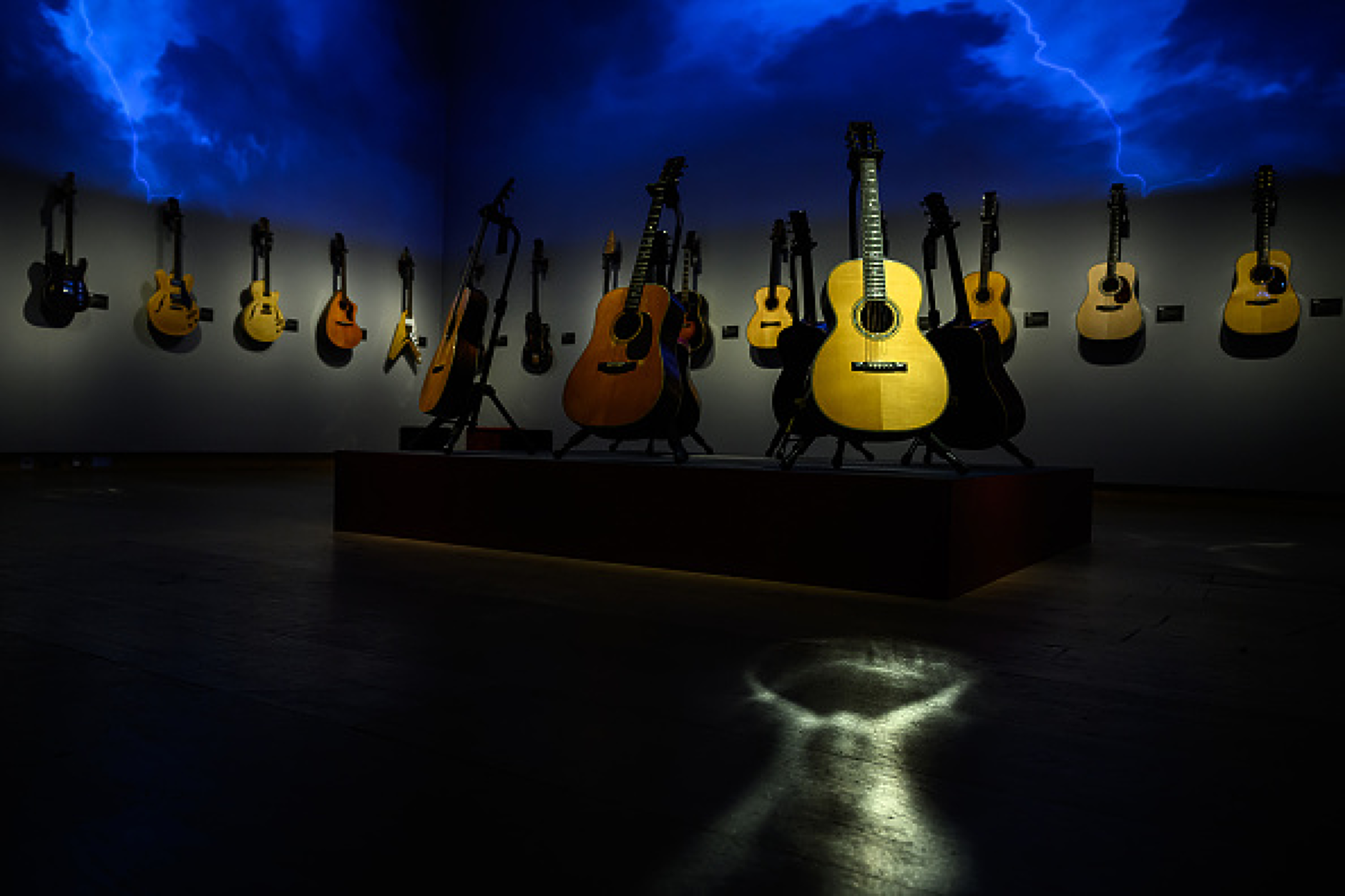 Колекцията включва и акустични китари, сред които се откроява марка Martin с първоначална оценка 5000-7000 паунда. Снимка: Getty Images