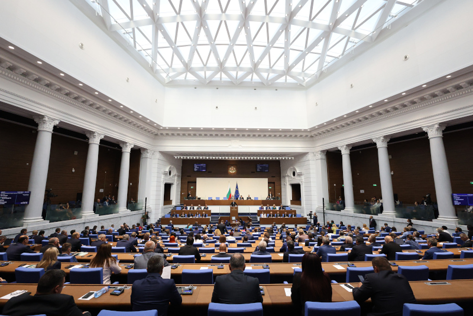 Лидерска среща в парламента за премиерската ротация