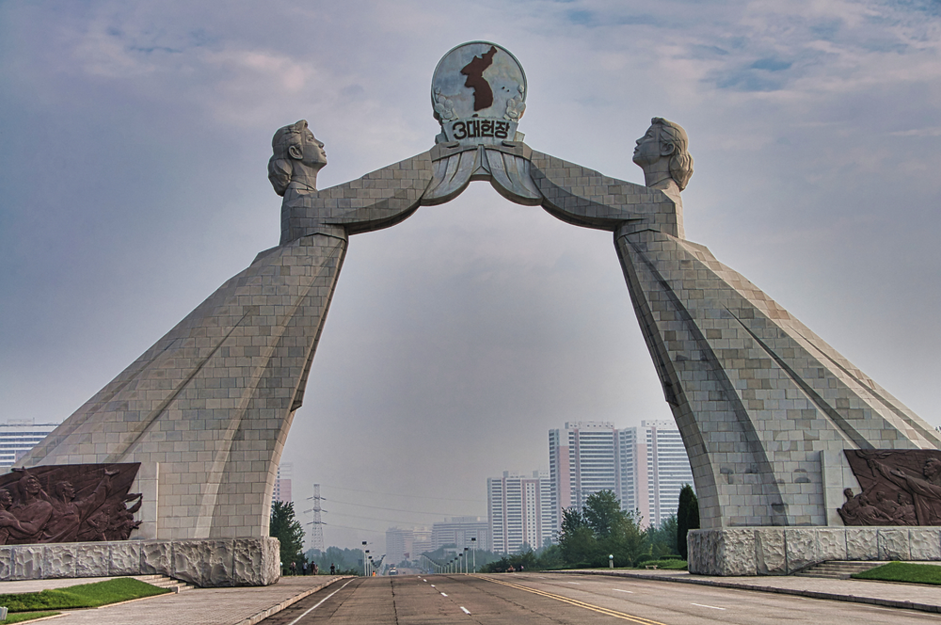 Ким Чен-ун се зарече да премахне построения от баща му паметник на обединението в Пхенян