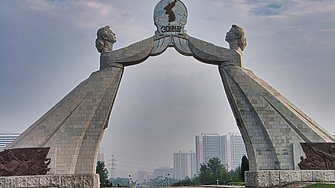 Севернокорейският лидер Ким Чен ун се зарече да премахне огромния паметник