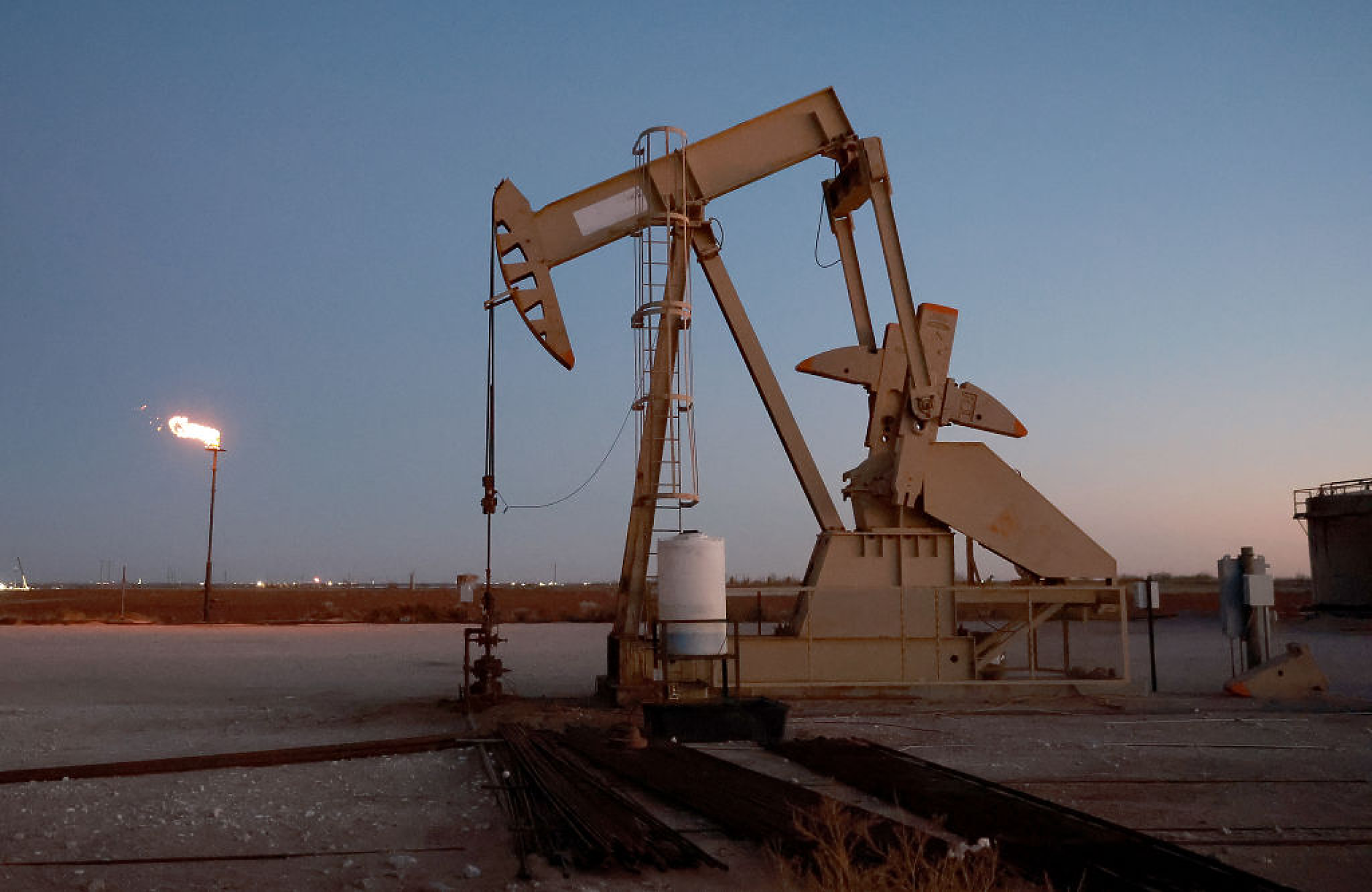 Цените на петрола тръгнаха надолу поради слабото търсене и силния долар