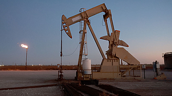 Цените на петрола тръгнаха надолу поради слабото търсене и силния долар