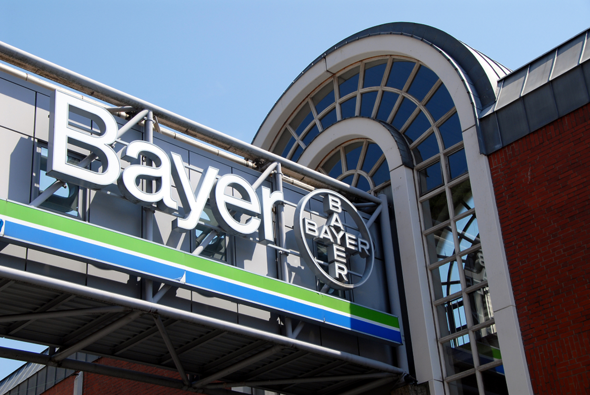 Bayer обяви преструктуриране на бизнеса и съкращения на работни места