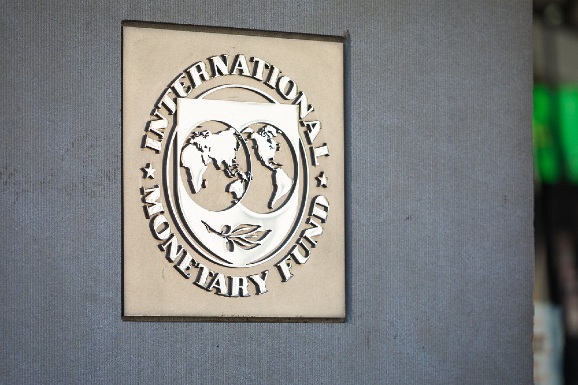 МВФ прогнозира меко приземяване на световната икономика през 2024 г.