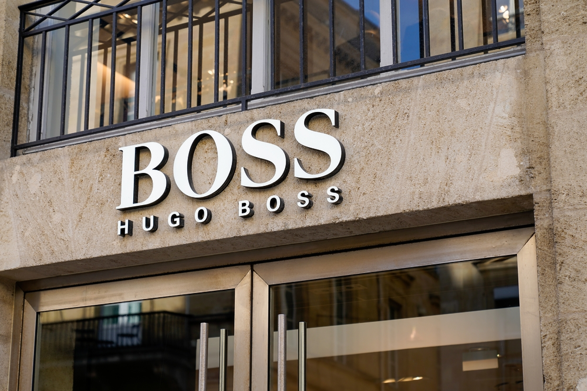 Акциите на Hugo Boss потъват след разочароваща печалба за Q4