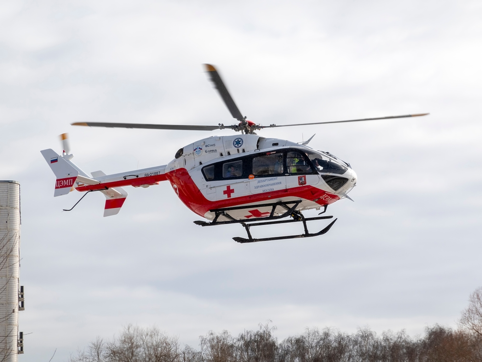 Първият медицински хеликоптер може да прелети до България на 31 януари, ако времето позволява, каза министър Гвоздейков