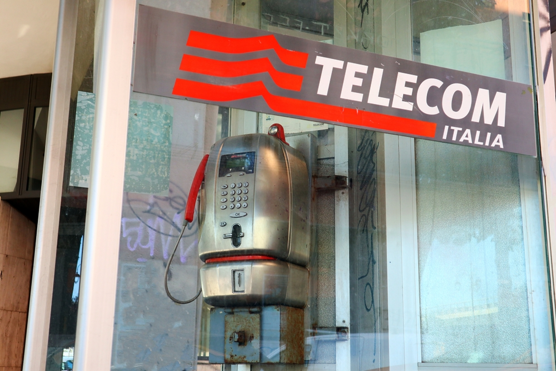 Рим даде зелена светлина за придобиването на Telecom Italia