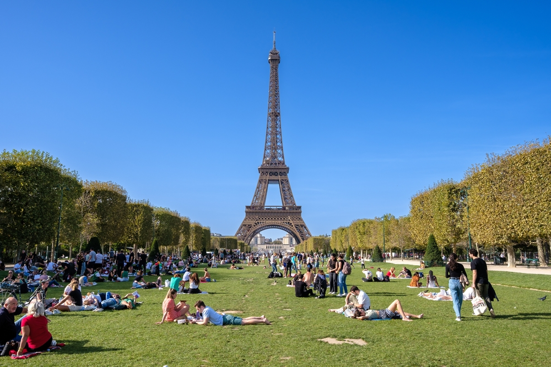 Парижани протестират заради махането на кафенета и забавления от Марсово поле пред Айфеловата кула