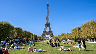Парижани протестират заради махането на кафенета и забавления от Марсово поле пред Айфеловата кула