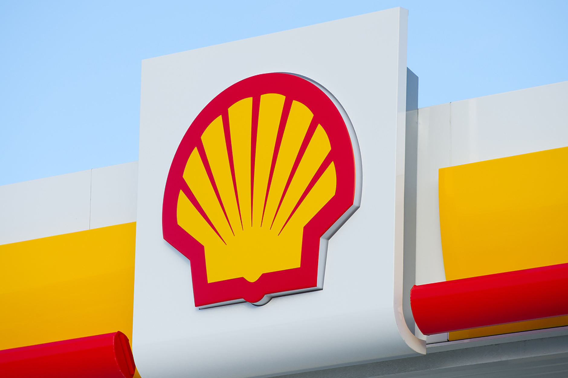 Shell спира за неопределено време  всички доставки през Червено море