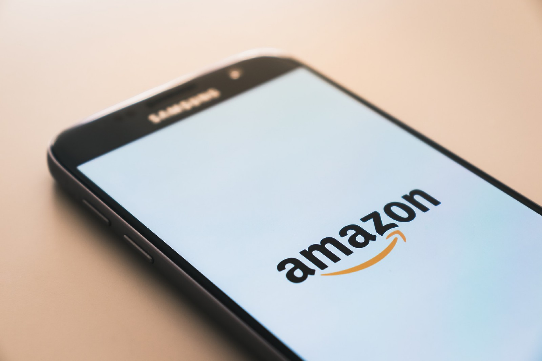 Нелепи описания и оферти, генерирани от ИИ, са новият бич за купувачите в Amazon
