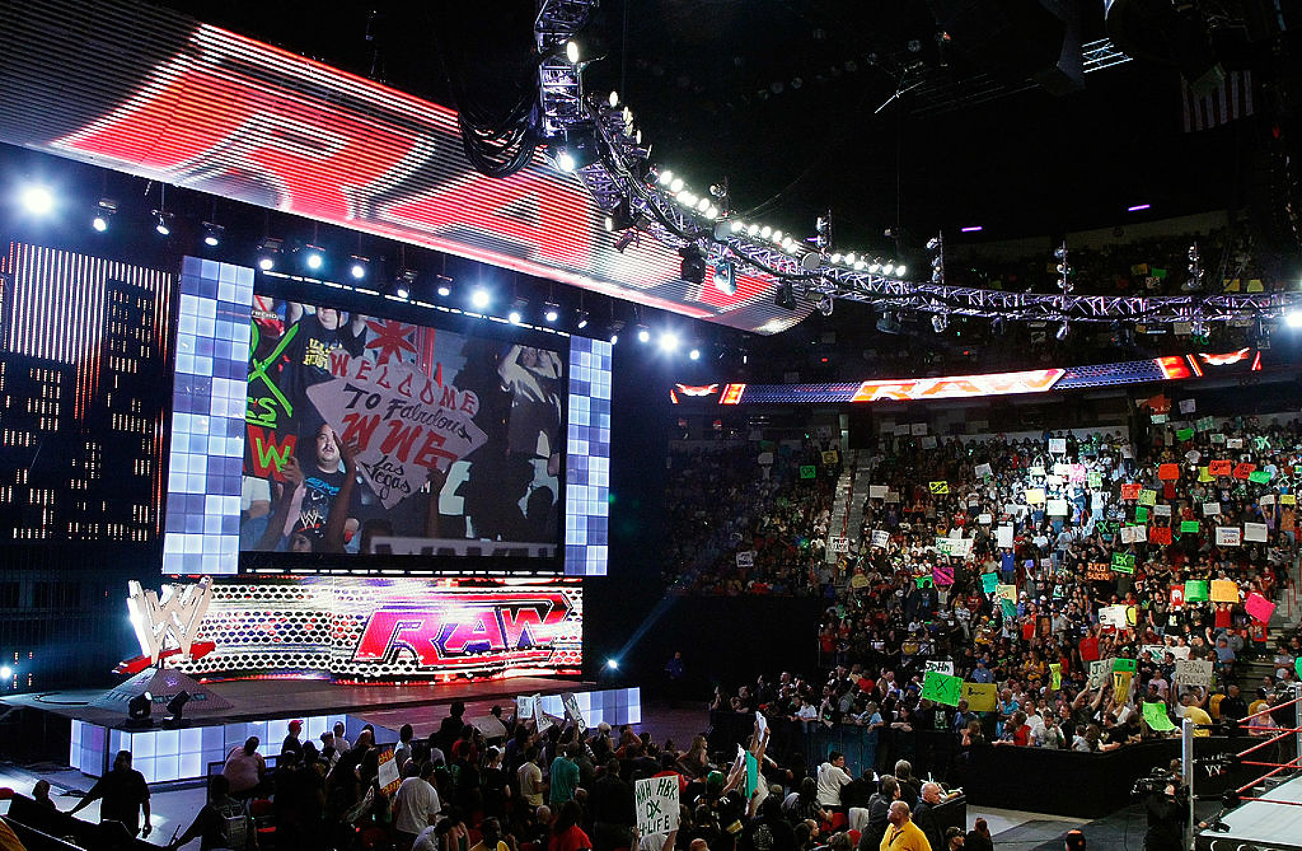 Netflix ще излъчва кеч на живо, придобива правата за „Първична сила“ на WWE