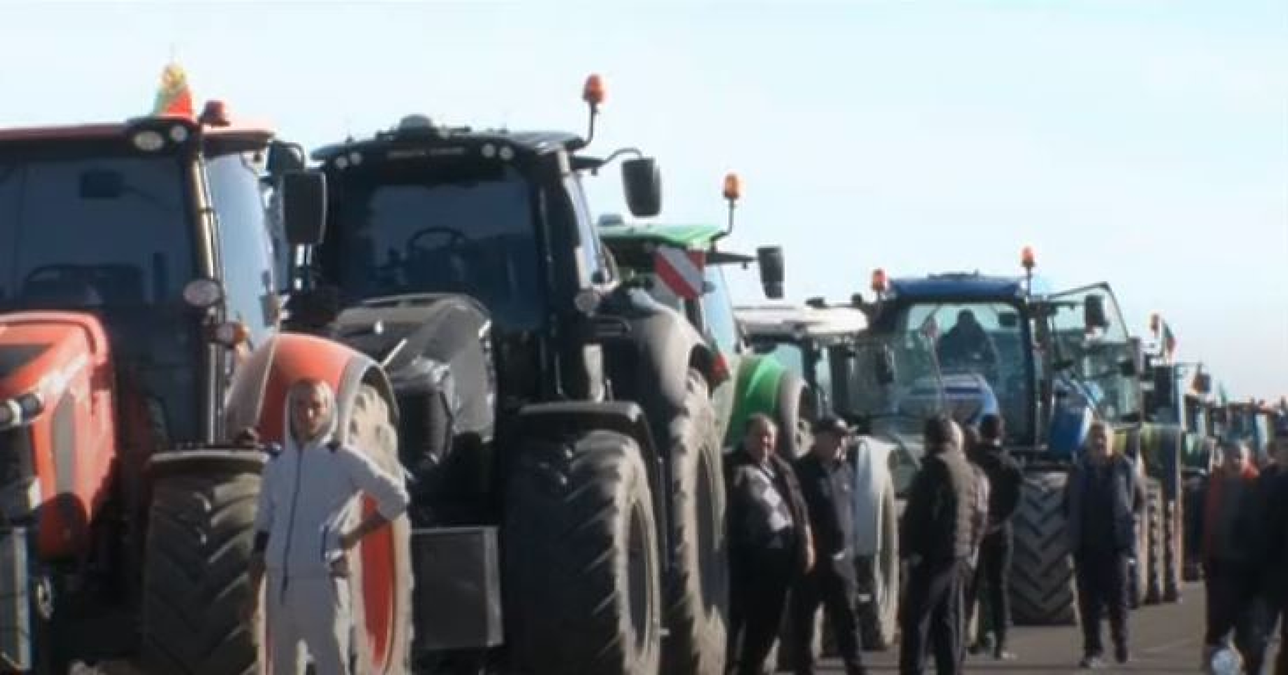 Земеделският протест блокира ключови пътища в страната (обзор)