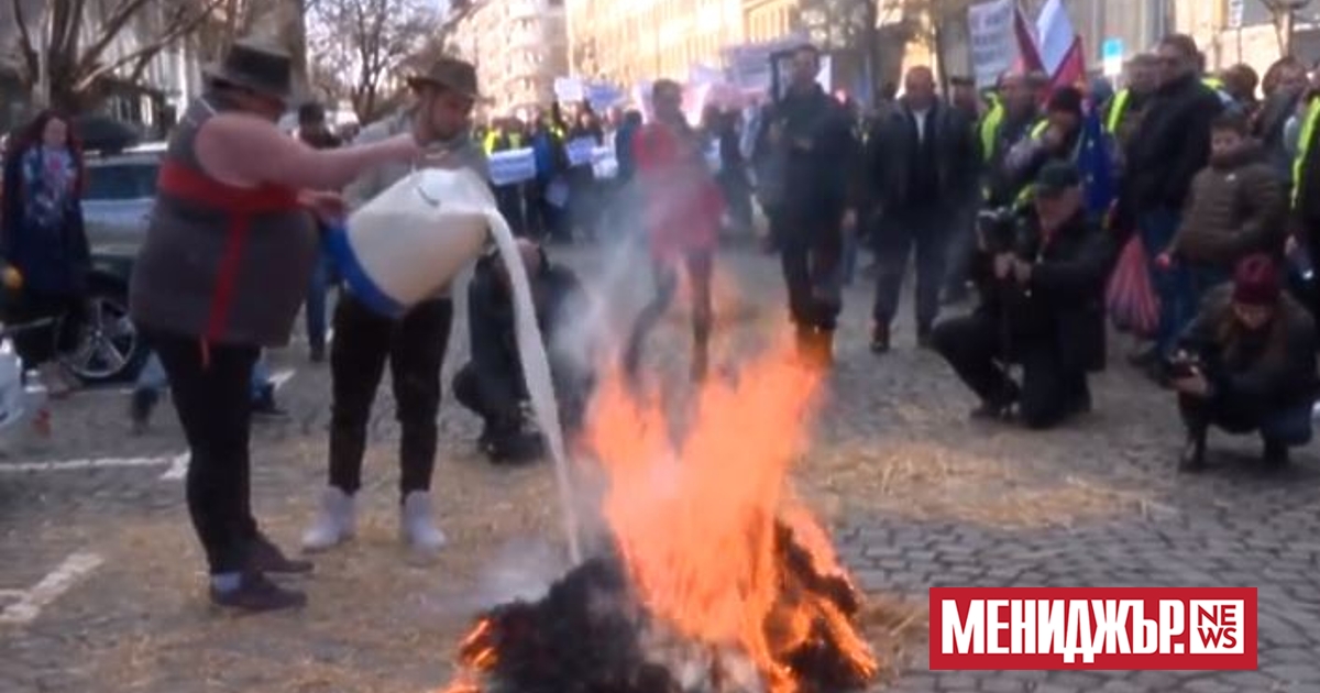 Представители на над 20 земеделски организации се събраха днес пред