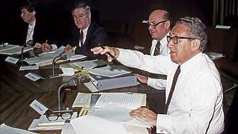 Малкият камък обръща колата Голямата бутилка има тясно гърло В